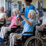 comment créer une routine d'activité physique adaptée aux seniors en fauteuil roulant