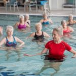 comment améliorer la mobilité des articulations chez les seniors avec des exercices aquatiques