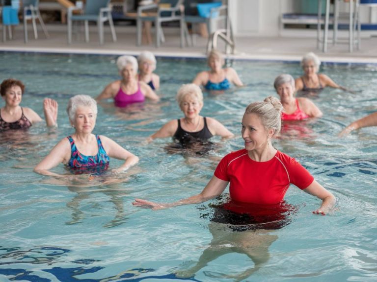 comment améliorer la mobilité des articulations chez les seniors avec des exercices aquatiques