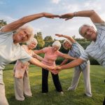 l'importance des étirements pour éviter les douleurs musculaires chez les seniors