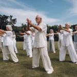 les bienfaits du tai-chi pour améliorer la posture et l'équilibre chez les seniors