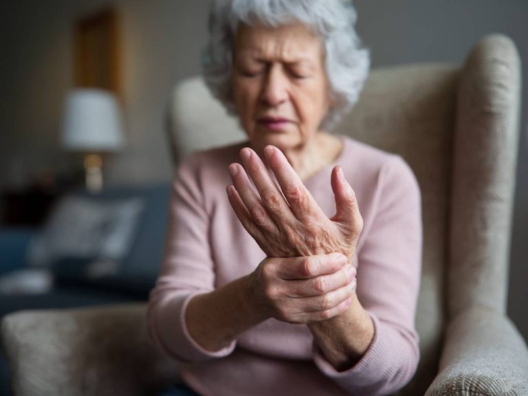 comment traiter les douleurs chroniques liées à l’arthrite chez les seniors