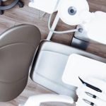 Pourquoi consulter un dentiste en urgence à Versailles