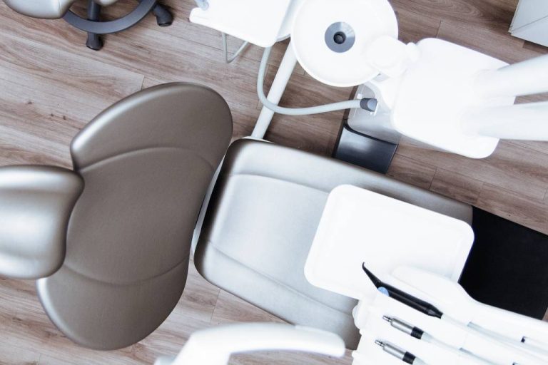 Pourquoi consulter un dentiste en urgence à Versailles