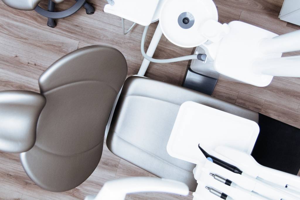 Pourquoi consulter un dentiste en urgence à Versailles