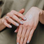 Comment choisir le bon baume émollient pour sa peau sensible